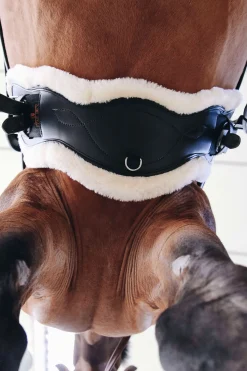 Kentucky Horsewear Anatominen Satulavyo Lampaankarvalla, Lyhyt