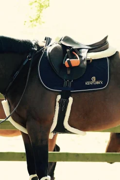 Kentucky Horsewear Lampaankarvainen Satulavyo Vatsapanssarilla