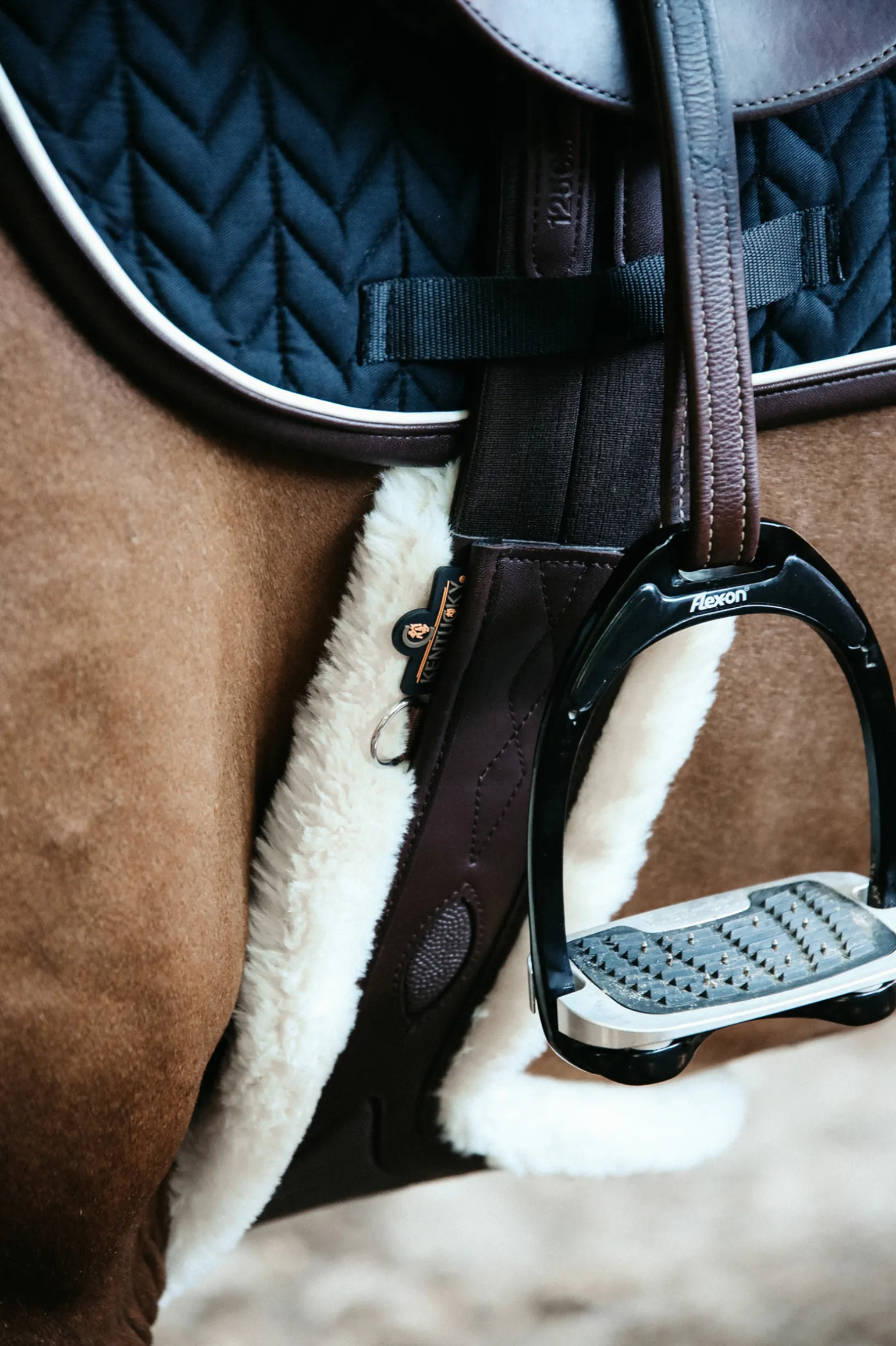 Kentucky Horsewear Satulavyo Mahapanssarilla Ja Lampaankarvalla